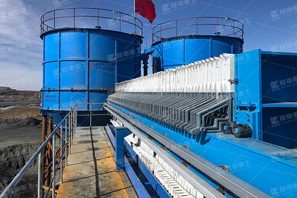 在廂式壓濾機工作中通常具有幾種液壓油進入水中的條件？