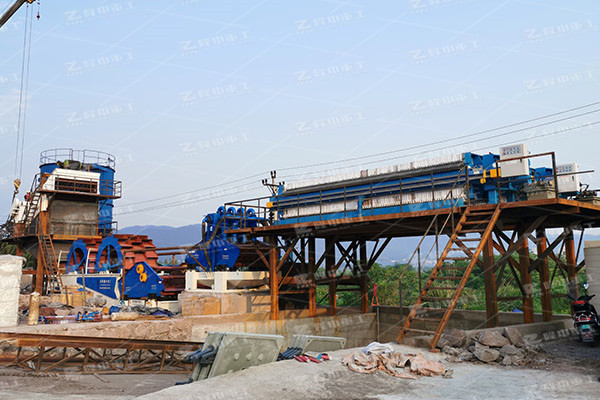 怎么讓洗沙場(chǎng)帶式壓濾機(jī)濾餅的水分更少？不如試試這個(gè)方法！